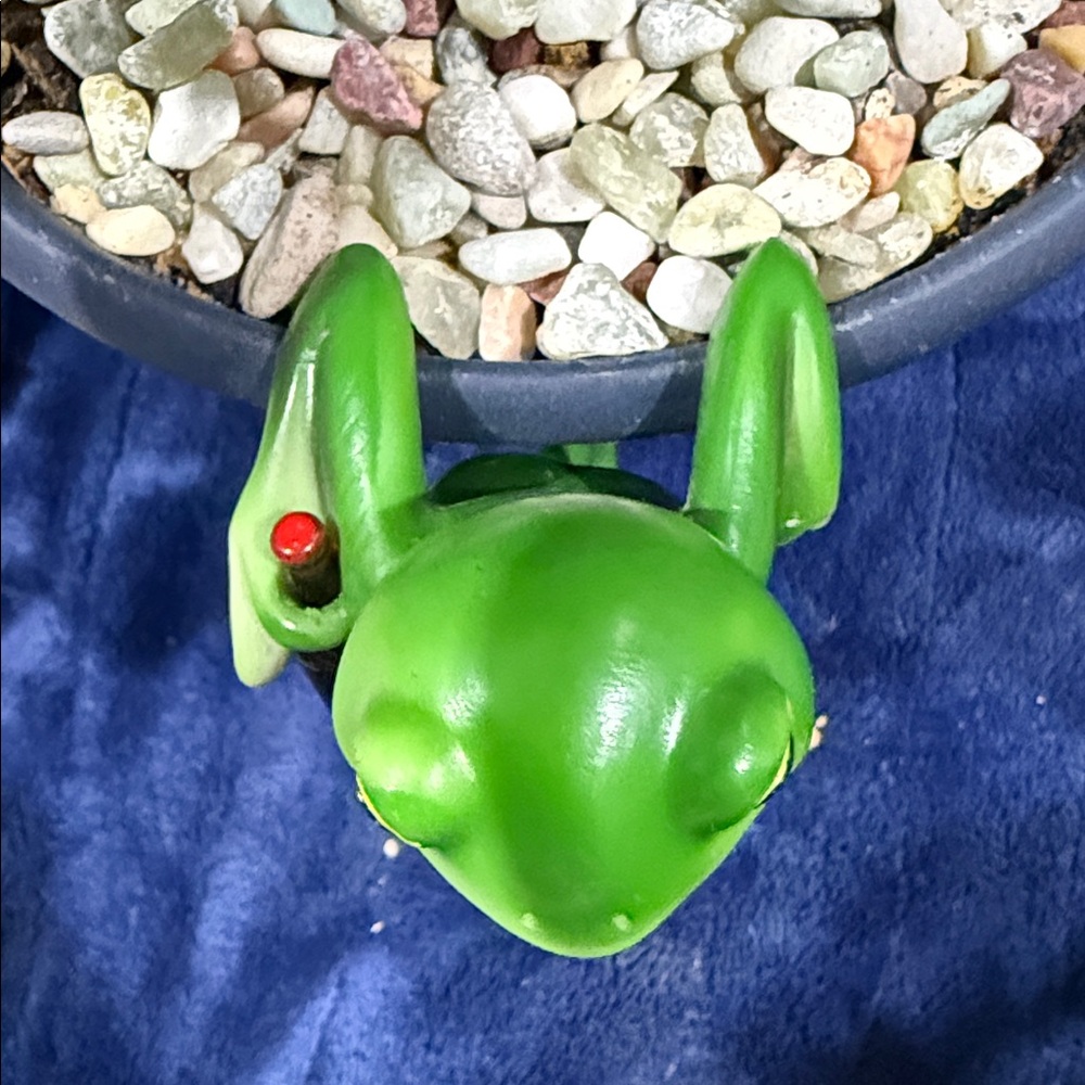 Green Frog Planter Hanger - Decorative Reptile-Themed Plant Accessory - Picture 3 of 4